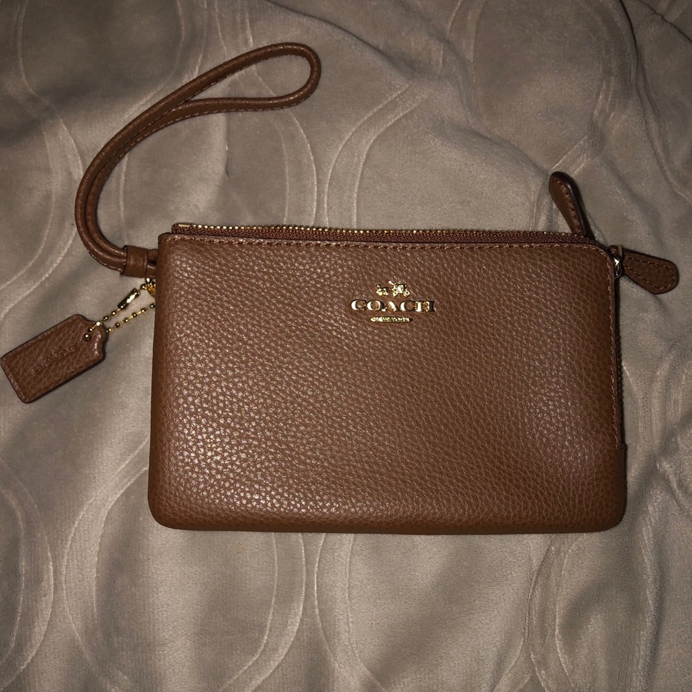 Coach small wristlet, never worn. Tags on it